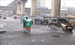 Chiều tối và đêm 19/8, mưa dông bao trùm các khu vực trên cả nước