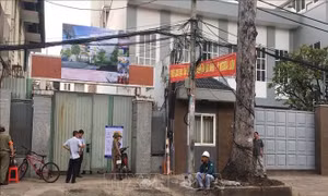 Tạm dừng thi công tại trường tiểu học sau tai nạn làm hai người thương vong