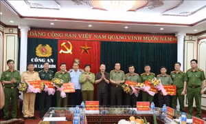 Khen thưởng các lực lượng triệt phá thành công vụ vận chuyển 26 bánh heroin