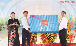 Chủ tịch Quốc hội dự Lễ khai giảng năm học mới tại huyện Tháp Mười, tỉnh Đồng Tháp