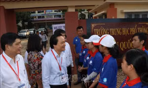 Bộ trưởng Phùng Xuân Nhạ động viên các thí sinh thi THPT quốc gia tại Đắk Lắk