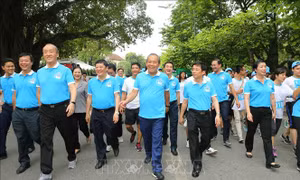 Phó Thủ tướng Trương Hòa Bình cùng hàng nghìn người 'Đi bộ vì sức khỏe'
