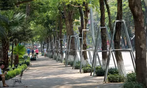 Hà Nội nắng nóng như đổ lửa, phố đi bộ hồ Hoàn Kiếm vắng tanh