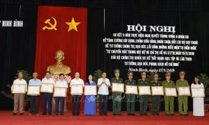 Tích cực kiểm tra, giám sát, xử lý nghiêm cán bộ, đảng viên có biểu hiện suy thoái 