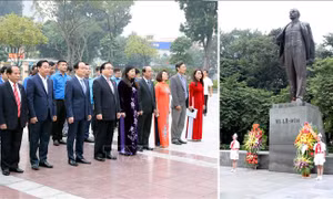Lãnh đạo thành phố Hà Nội dâng hoa nhân kỷ niệm 102 năm Cách mạng tháng Mười Nga