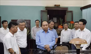 Thủ tướng Nguyễn Xuân Phúc dâng hương tưởng nhớ Bác Hồ tại Nhà 67