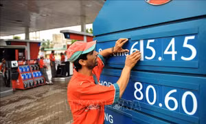 Giá dầu biến động trái chiều trong phiên đầu tuần tại châu Á