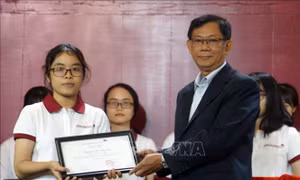 Trao học bổng cho 142 sinh viên xuất sắc 