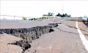 Nứt, lún nghiêm trọng trên đường Hồ Chí Minh, đoạn tránh Chư Sê