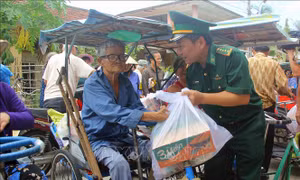 Ấm áp tình người trong những túi gạo, thùng mì tôm gửi đến làng phong Quy Hòa