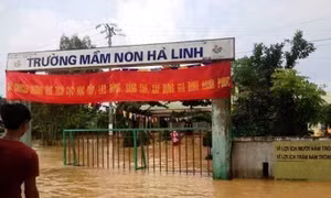 Hà Tĩnh: Học sinh đội mưa đến trường, phụ huynh lo 'chạy lũ' trong ngày khai giảng 