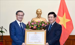 Trao tặng Huân chương Lao động hạng Nhất cho Đại sứ Lào tại Việt Nam