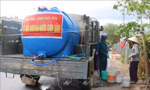 Bộ đội Phú Yên cấp nước sinh hoạt miễn phí cho người dân vùng khô hạn