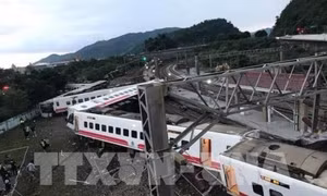 Hai tàu hỏa đâm nhau, 13 người thiệt mạng