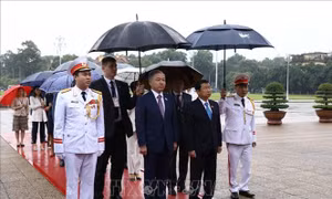 Chủ tịch Hạ viện Cộng hòa Kazakhstan vào Lăng viếng Chủ tịch Hồ Chí Minh