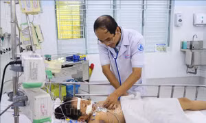Cứu sống bé gái 8 tuổi bị viêm cơ tim tối cấp