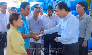 Thăm hỏi, động viên các hộ dân bị ảnh hưởng sạt lở kênh Cái Sắn, Cần Thơ