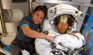 Đội nữ phi hành gia đầu tiên của NASA đi bộ ngoài không gian