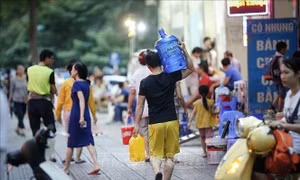 Nước đóng bình 'khan hàng' sau sự cố nước nhiễm dầu thải