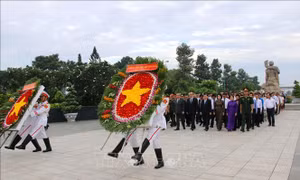 Lãnh đạo Thành phố Hồ Chí Minh dâng hương tưởng niệm các Anh hùng Liệt sỹ
