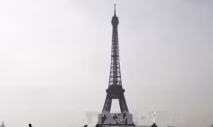 Tháp Eiffel đóng cửa do một đối tượng tìm cách trèo lên