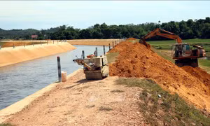 Khắc phục sự cố sạt lở kênh thủy lợi Ngàn Trươi - Cẩm Trang