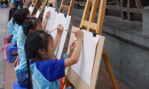Khoảng 300 thiếu nhi thi vẽ tranh 'Em yêu Hà Nội - Thành phố vì hòa bình'