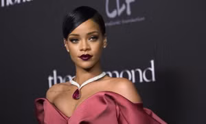 Ngôi sao nhạc Pop Rihanna tiếp tục chinh phục làng thời trang thế giới