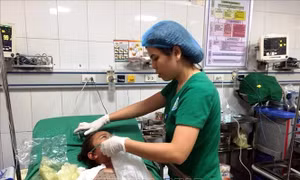 Cháy nhà nghi do phóng hỏa, 5 người nhập viện vì ngạt khói, nguy hiểm tính mạng