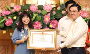 Ban Biên tập tin Kinh tế (TTXVN) nhận Bằng khen của Thủ tướng Chính phủ về công tác điều hành giá