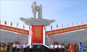 Khánh thành Tượng đài tưởng niệm sự kiện Tập kết năm 1954