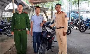 Cảnh sát giao thông Tây Ninh trao trả xe cho sinh viên bị mất trộm