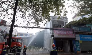 Lửa ngùn ngụt, khói bốc cao hàng chục mét từ đám cháy trong khu dân cư đông đúc