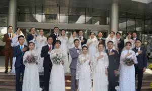 Các y, bác sĩ bất ngờ và hạnh phúc vì được bệnh viện tổ chức đám cưới tập thể