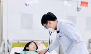 Ăn kẹo dẻo 'xách tay' từ nước ngoài, hai chị em bị ngộ độc chất kích thích