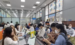 Phụ huynh và tân sinh viên ‘khăn gói’ lên TP Hồ Chí Minh nhập học