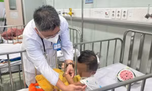 Bé trai 2 tuổi nghi bị mẹ ruột và người tình bạo hành đã qua cơn nguy kịch