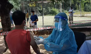 TP Hồ Chí Minh sẽ tiêm vaccine phòng COVID-19 mũi 3 như thế nào?