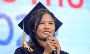 Nữ sinh mồ côi dành một phần học bổng làm lại di ảnh bố mẹ đã bị lũ cuốn trôi