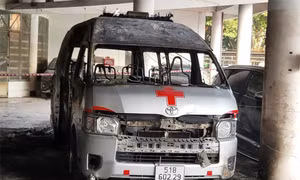 TP Hồ Chí Minh: Xác minh vụ việc xe vận chuyển cấp cứu bị bốc cháy tại Quận 10
