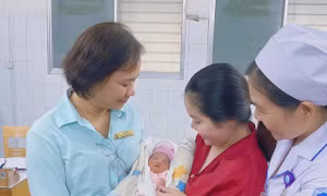  Cứu sống trẻ sơ sinh trong ca song thai biến chứng phức tạp hiếm gặp