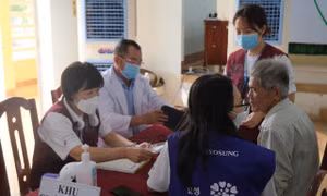 Y bác sĩ tình nguyện Hàn Quốc đến Việt Nam khám, điều trị miễn phí cho người dân
