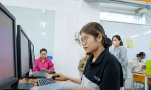 Nữ sinh nghèo, mồ côi cha mẹ và ước mơ trở thành điều dưỡng chăm sóc bệnh nhân