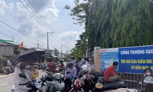 Tuyển sinh lớp 10 TP Hồ Chí Minh: Phụ huynh ‘đội nắng’ đợi con trước cổng trường thi