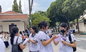 Tuyển sinh lớp 10 TP Hồ Chí Minh: Đề thi tiếng Anh dễ, một thí sinh giấu điện thoại trong váy