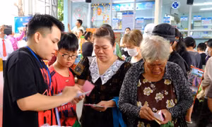 Ấm áp những phiên chợ Tết 0 đồng trong bệnh viện