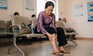 Không chủ quan với triệu chứng tê chân, chuột rút, đau chân kéo dài