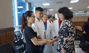 Phó Chủ tịch nước Đặng Thị Ngọc Thịnh thăm hai bé song sinh Trúc Nhi – Diệu Nhi