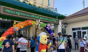 TP Hồ Chí Minh: Học sinh rộn ràng đến trường, phụ huynh mừng vì được 'giải phóng'