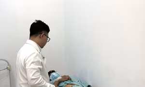 Nam thanh niên nhập viện cấp cứu sau khi được thợ xăm cắt bao quy đầu tại nhà